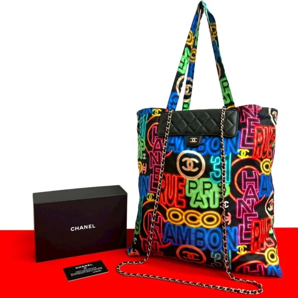 Authentic CHANEL NEW Graffiti two in one foldable tote wallet on chain crossbody